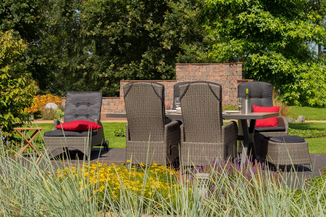 Juan Relaxsessel, Hocker und Liege mit Montana Tisch