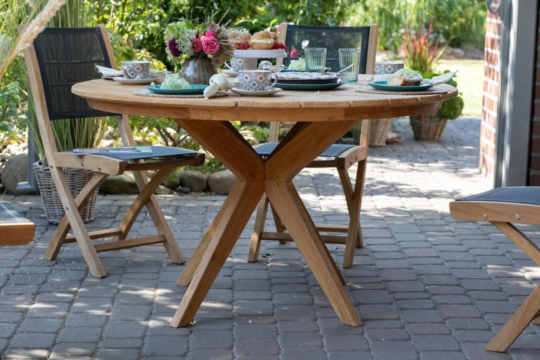 Blackpool Tisch mit Oslo Klappstühlen im Detail