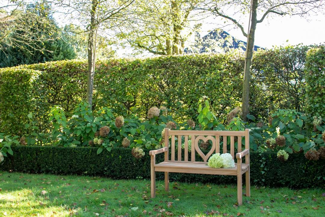 Woodie Bank mit Herz-Motiv im Garten