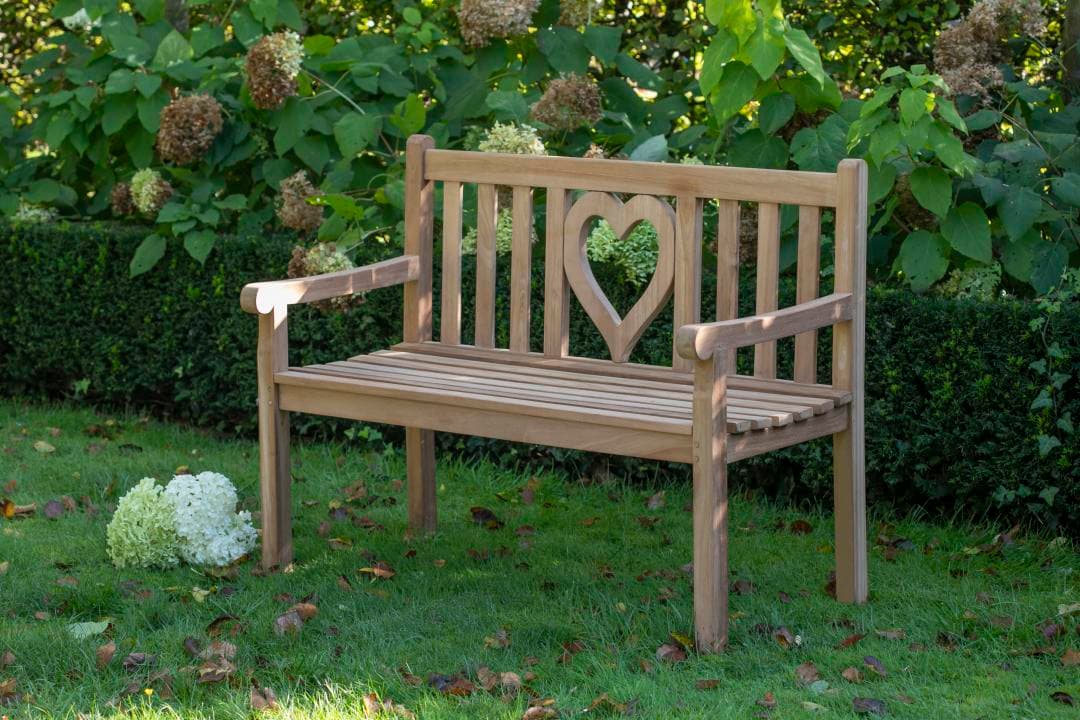 Woodie Bank mit Herz-Motiv in der Rückenlehne