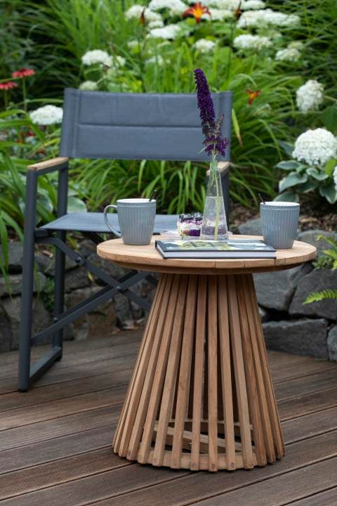 Woodie Beistelltisch Lamellen mit Montana Regiesessel