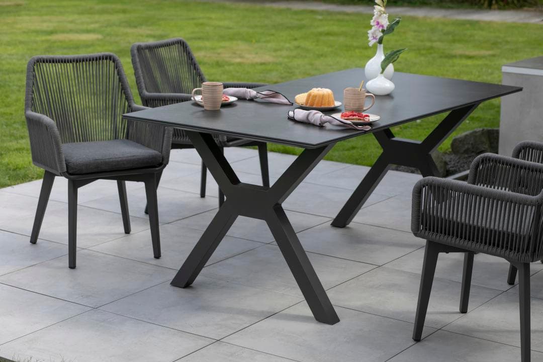 Arezzo Diningsessel mit Hammond Tisch im Garten