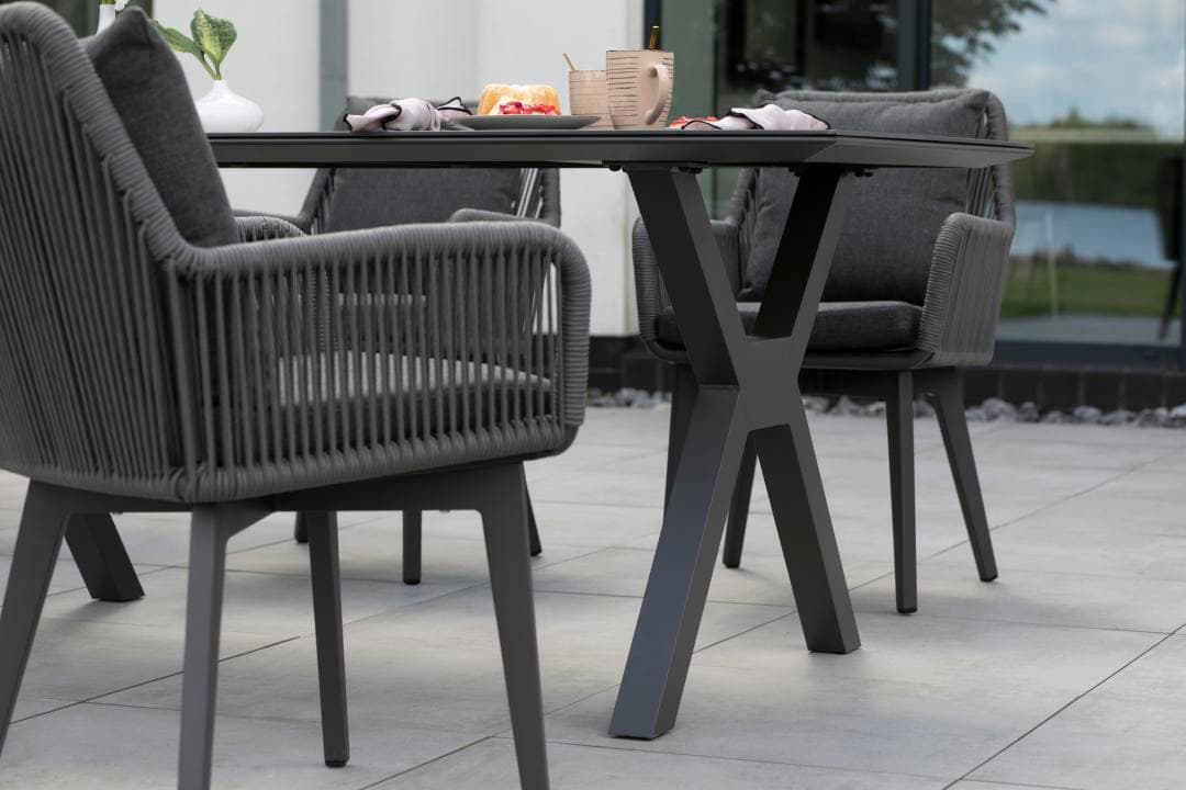 Arezzo Diningsessel mit Hammond Tisch auf der Terrasse