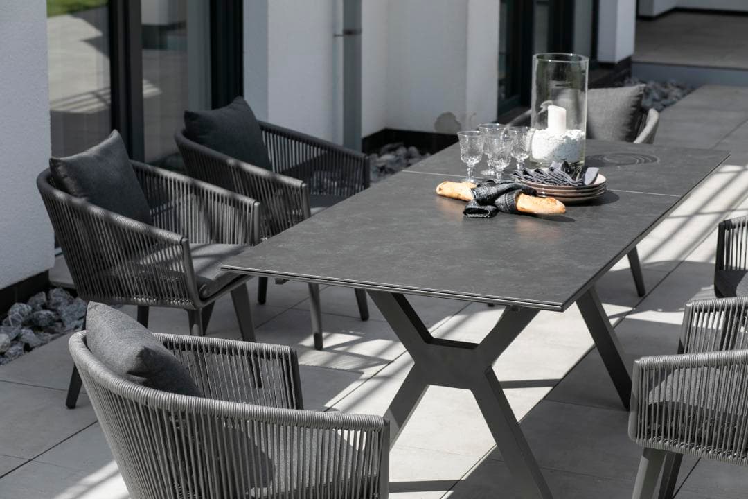 Brescia Diningsessel mit Hammond Ausziehtisch im Garten