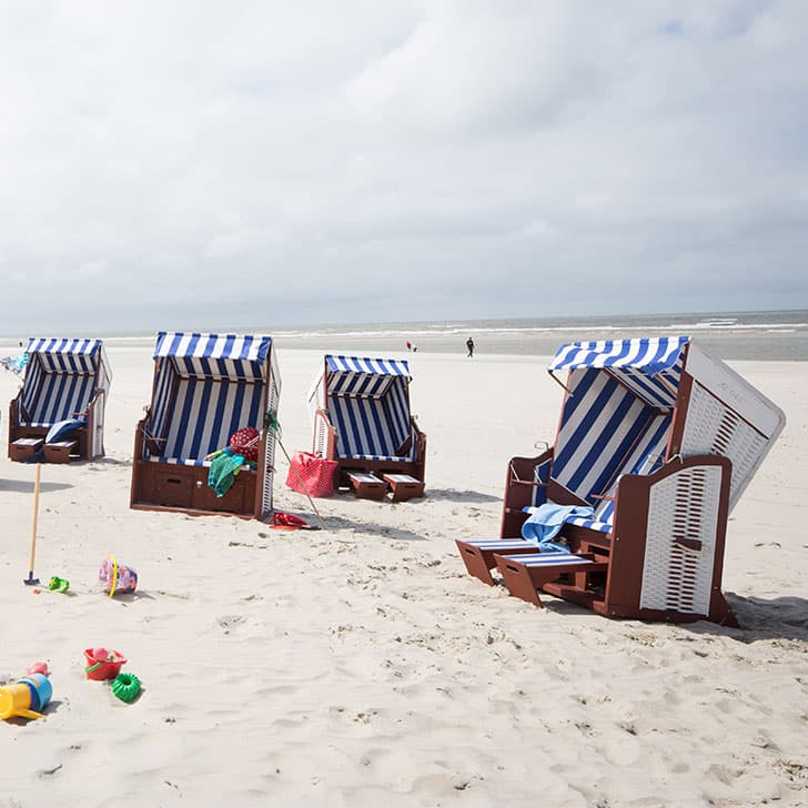 Poel Strandkörbe am Norderney Strand