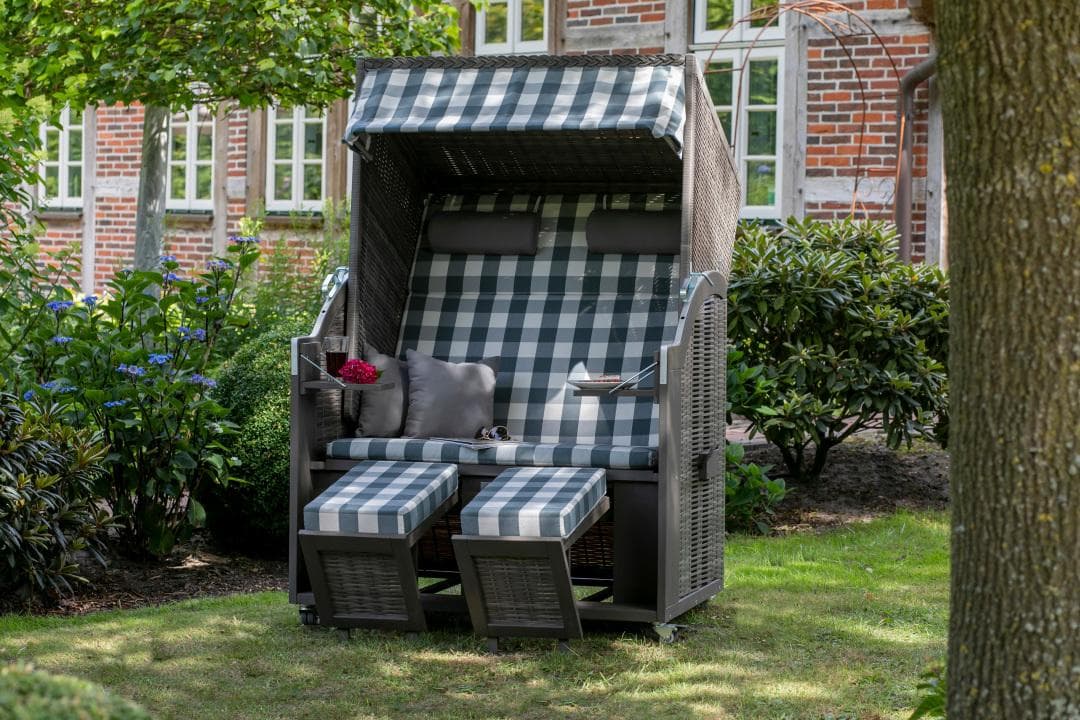 Strandkorb Standard grey im Garten