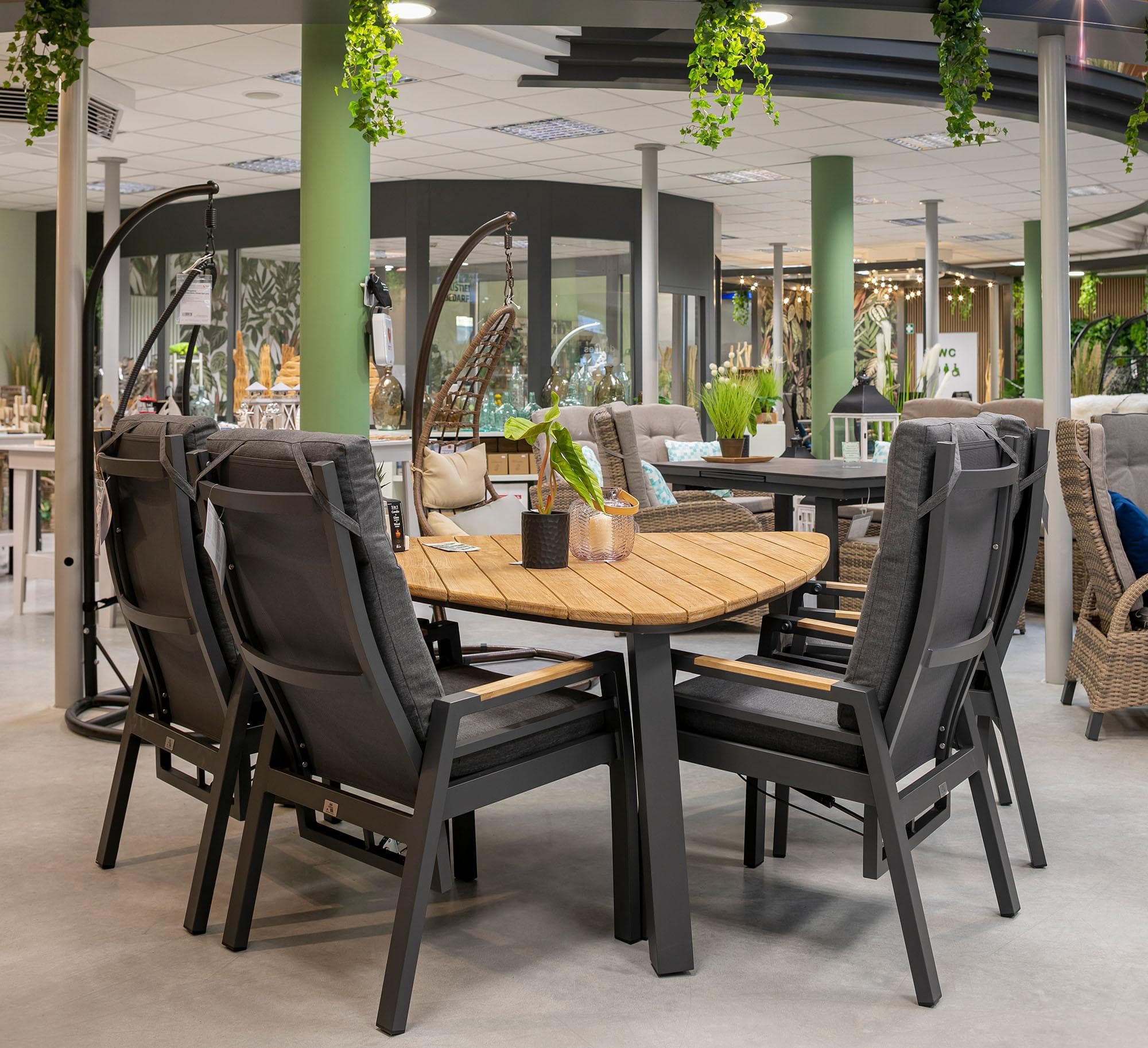 Dininggruppe mit Teaktisch in der Ausstellung