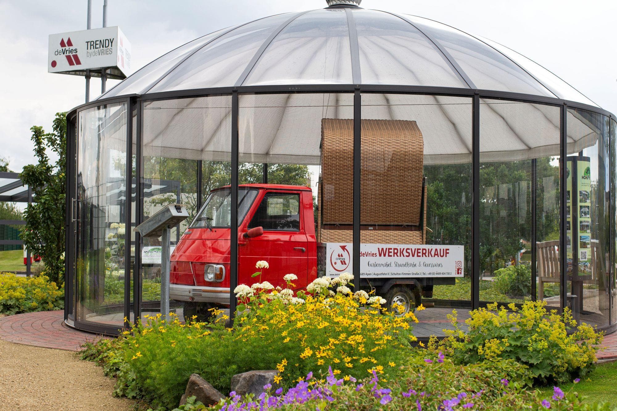 Rundpavillon mit historischem deVries Werksverkauf Lieferwagen
