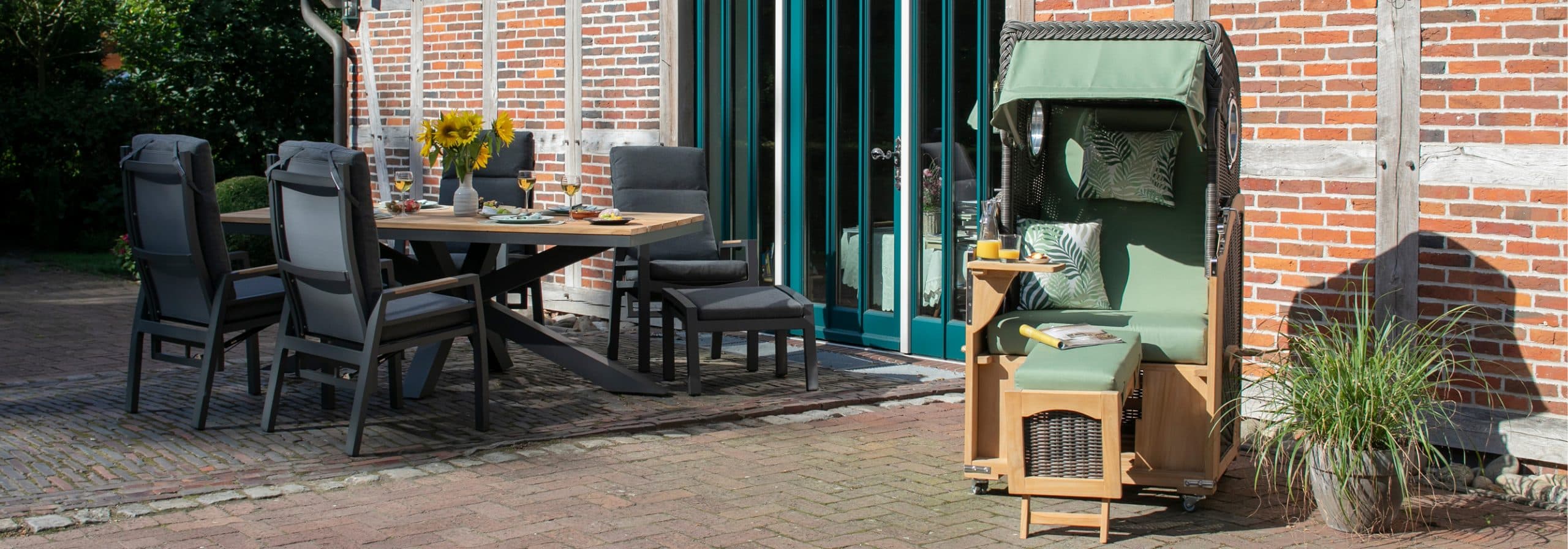 Gartenmöbel und Strandkorb auf einer Landhaus Terrasse