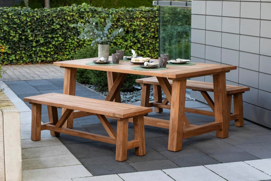 Teakholz-Set im Biergarten