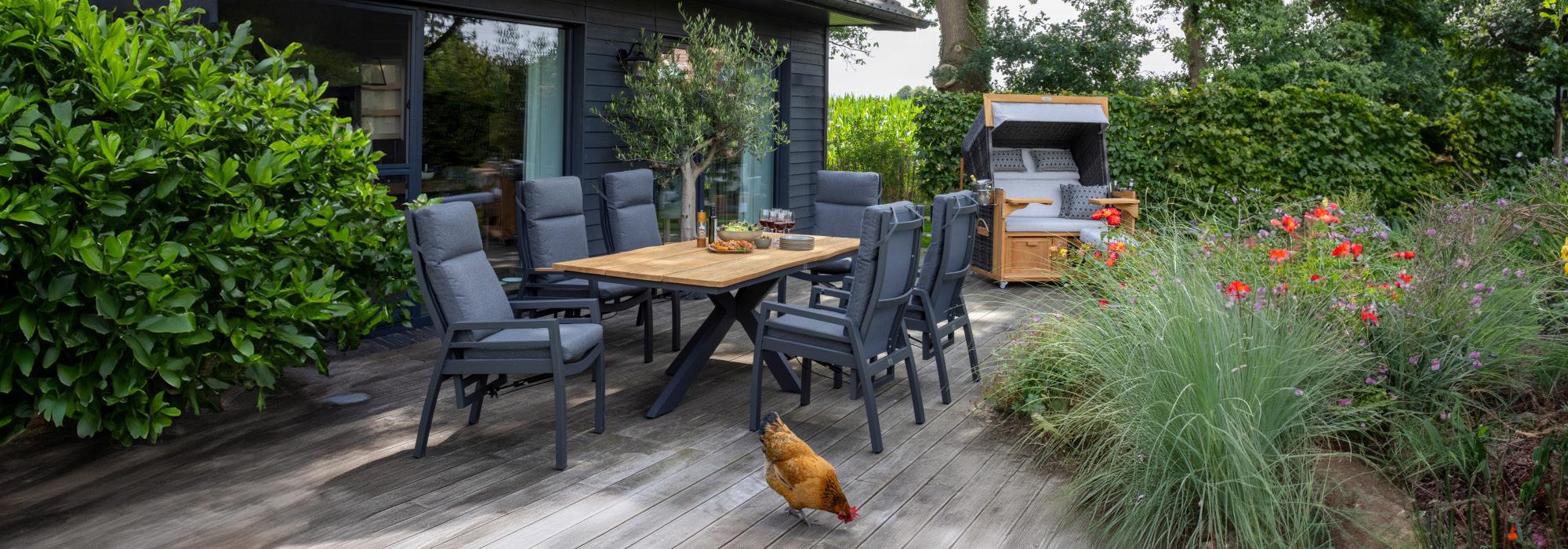 Gartenmöbel und Strandkorb auf einer Terrasse