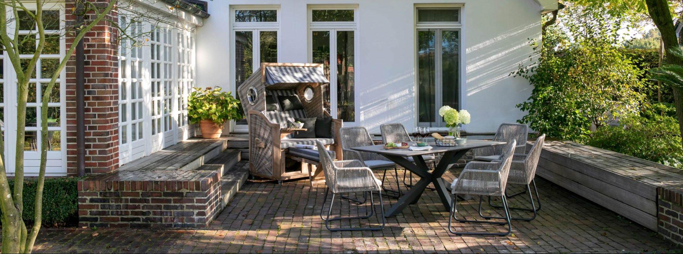 Strandkorb und Dining Set auf einer Terrasse
