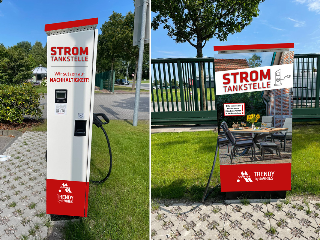 Schnellladesäulen für Elektroautos vor dem Werksverkauf