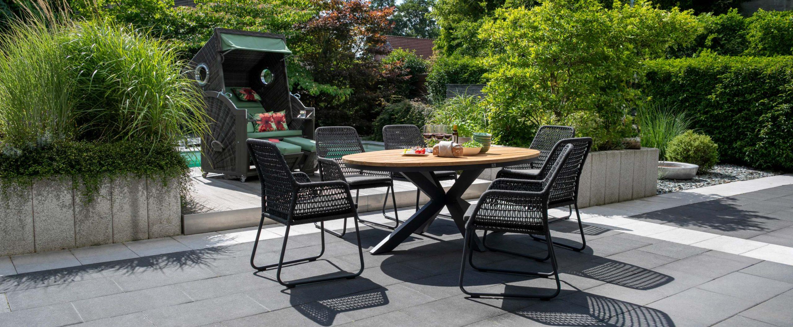 Outdoor Dininggruppe mit Rope-Sesseln auf einer Terrasse